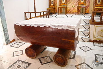 Palmas de Monte Alto - O altar da igreja, com destaque para a mesa de Jatobá