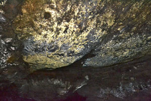 Terra Ronca - Caverna Angélica - Rochas com revestimento na coloração de bronze