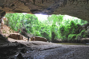 Terra Ronca - Caverna Angélica - Entrada da Caverna vista de dentro