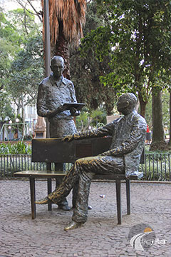 Porto Alegre - Praça da Alfândega - Monumento à Mário Quintana e Carlos Drumond
